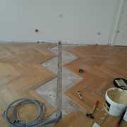 Parkettboden - Foto 27 · 2-schicht Parkett entfernen und Stromkabel verlegen